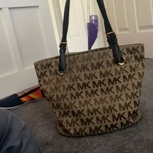 Michael kors purse, previously used still in good condition. Navy blue handle.